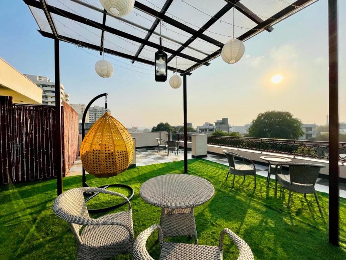 Bluo Studio4 Golf Course Road - Gym, Balcony, Lift Gurgaon Eksteriør billede