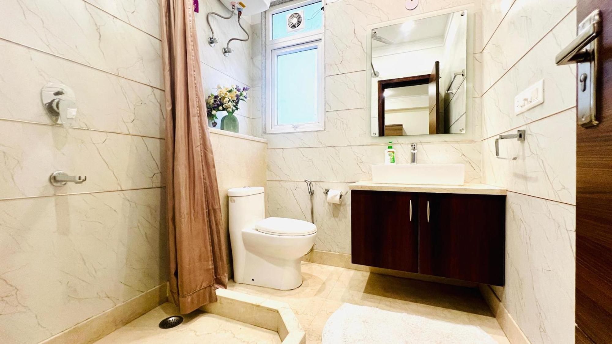 Bluo Studio4 Golf Course Road - Gym, Balcony, Lift Gurgaon Eksteriør billede