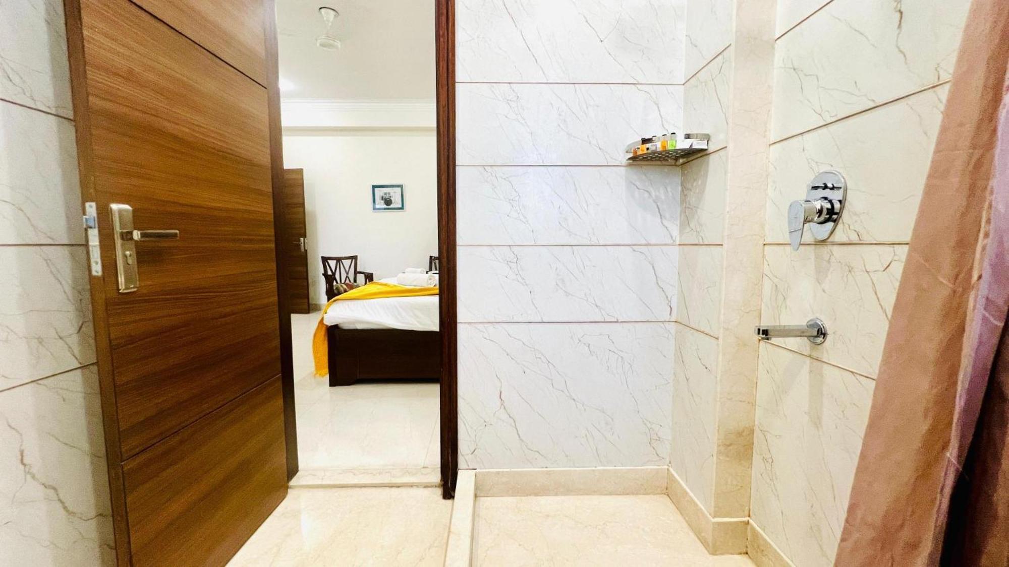 Bluo Studio4 Golf Course Road - Gym, Balcony, Lift Gurgaon Eksteriør billede